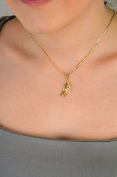 Złota zawieszka pióro z dodatkiem białego złota próba 333, ZA 4375. Ta elegancka zawieszka w kształcie pióra symbolizuje lekkość, wolność i elegancję. Idealna na prezent – pasuje do wielu okazji i stylizacji, dodając im (4).JPG